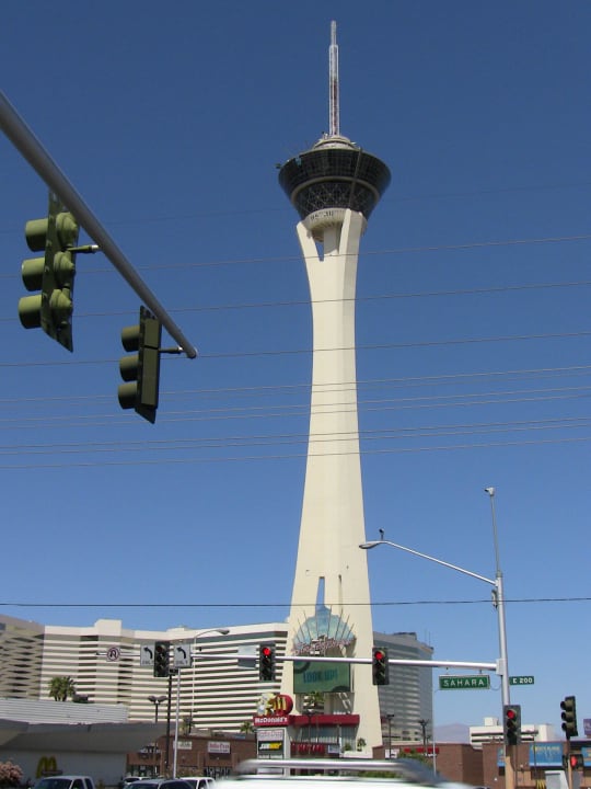 Vom Las Vegas Boulevard aus gesehen The STRAT Hotel, Casino and SkyPod
