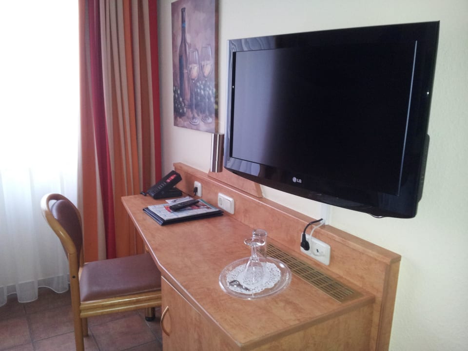 Schreibtisch, Fernseher...schlechte Bildqualität CityClass Hotel am Heumarkt
