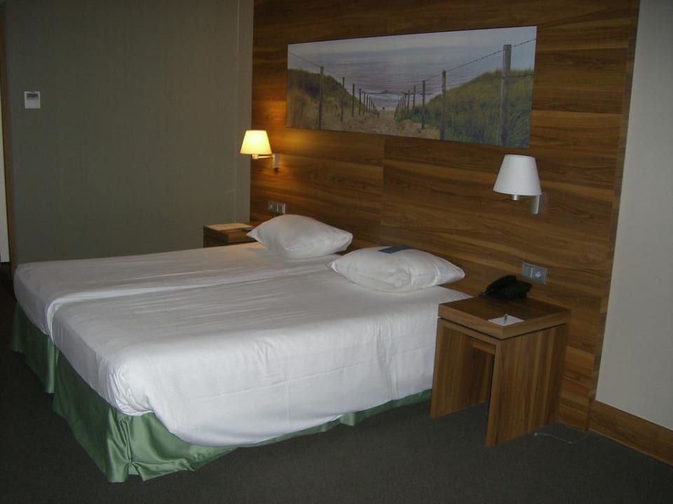Doppelbett vom Fenster aus gesehen Hotel NH Zandvoort
