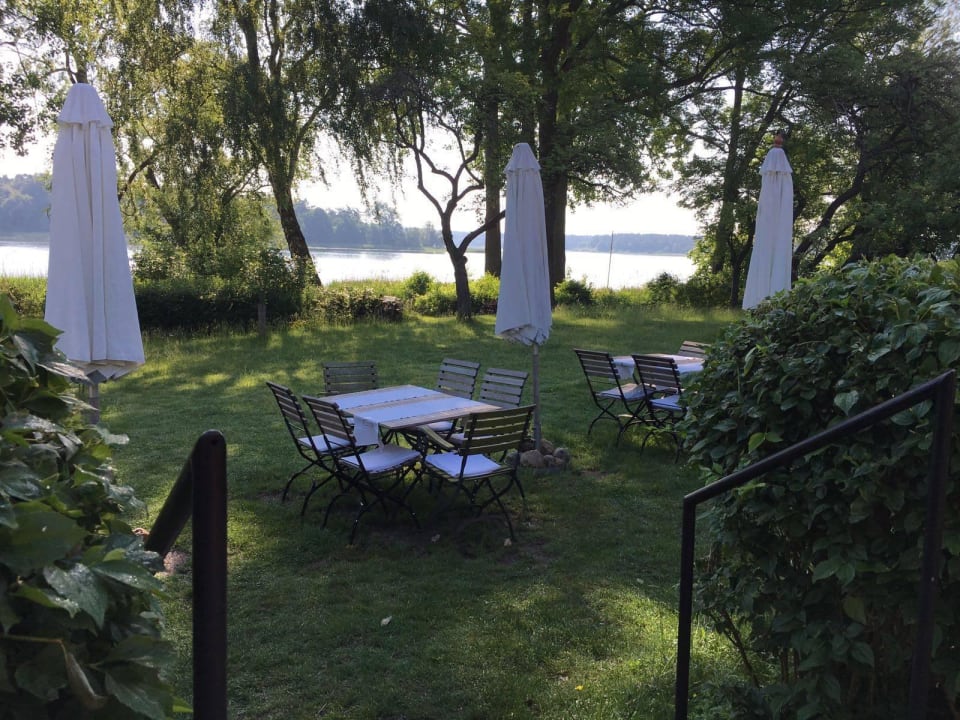 "Frühstück im Garten am See" Seehotel am Neuklostersee