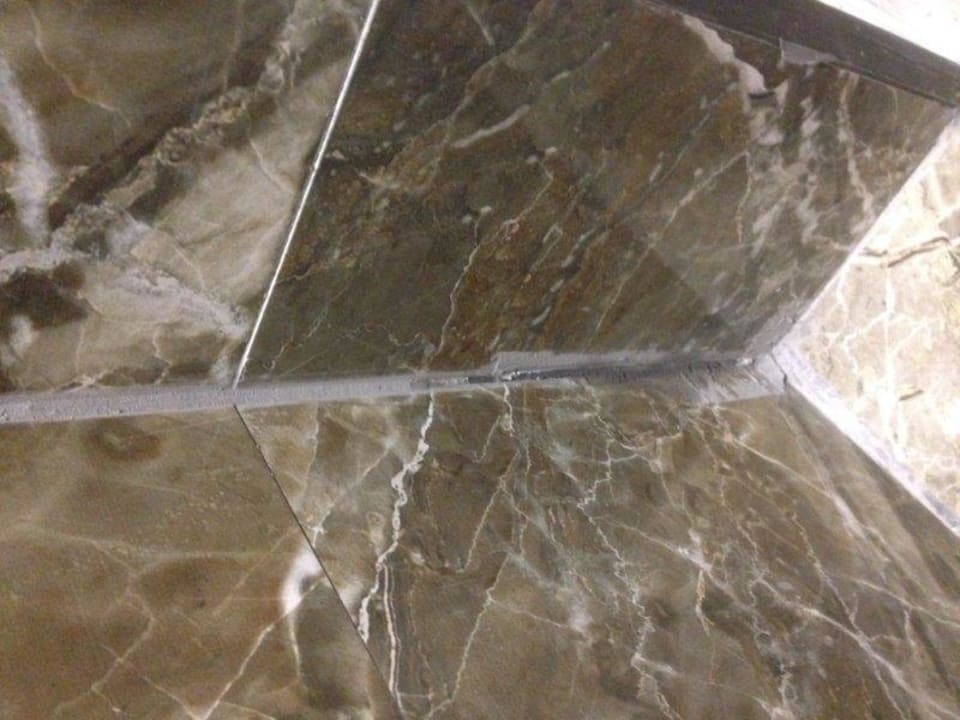 Verschmutzte Fliesen Port Nature Luxury Resort & Spa