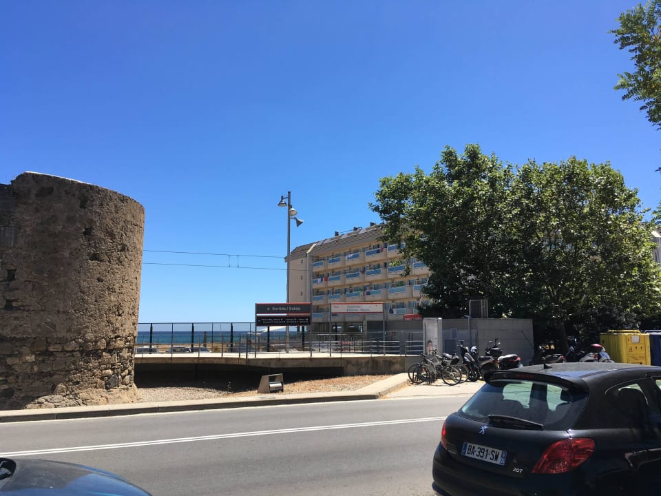 Stacja pociągu przy hotelu CAPRICI BEACH HOTEL & SPA