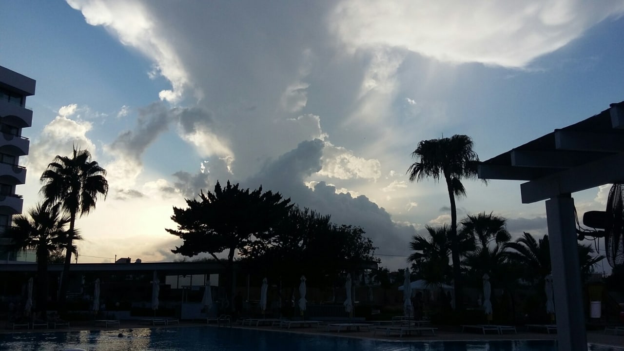 Außenansicht Crystal Springs Beach Hotel