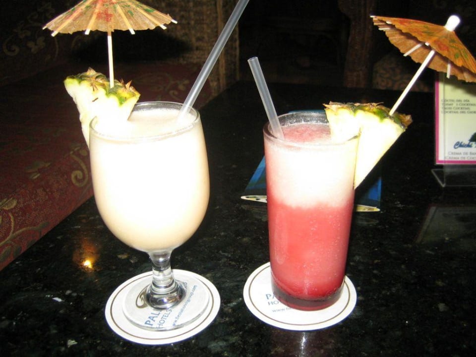 Links: Pina Colada; Rechts: Miami Vice;  Grand Palladium Select Bávaro Resort & Spa