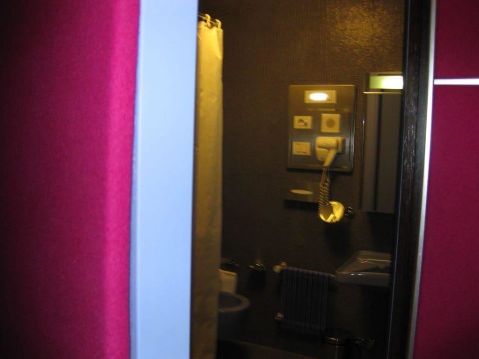 Blick ins Bad UNAHOTELS Vittoria Firenze