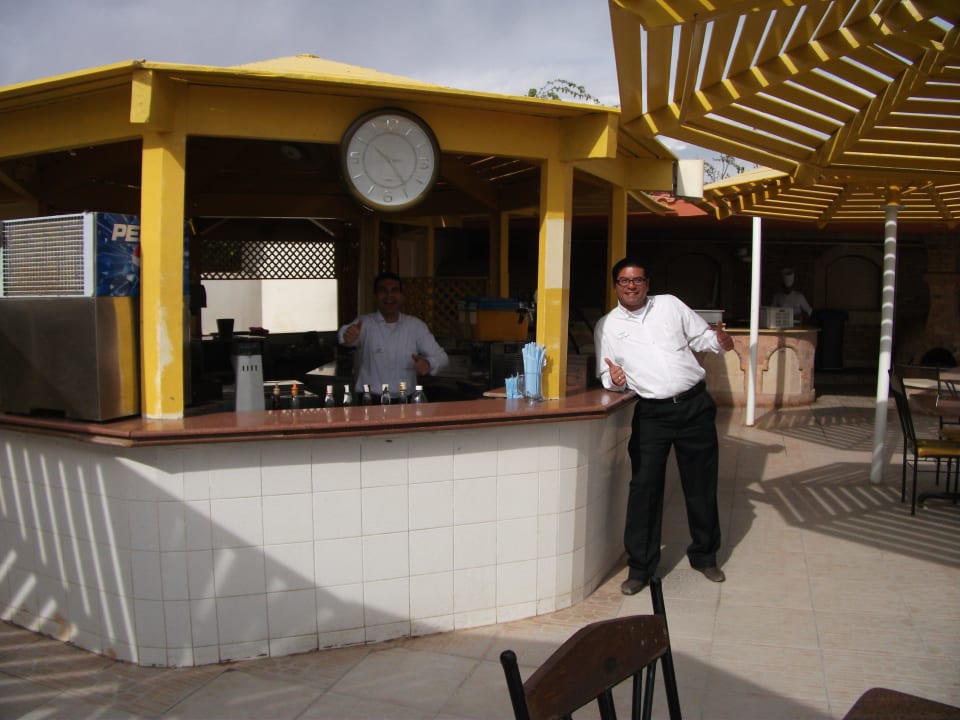 Kellner von der Beachbar SUNRISE Holidays Resort (Adults Only)