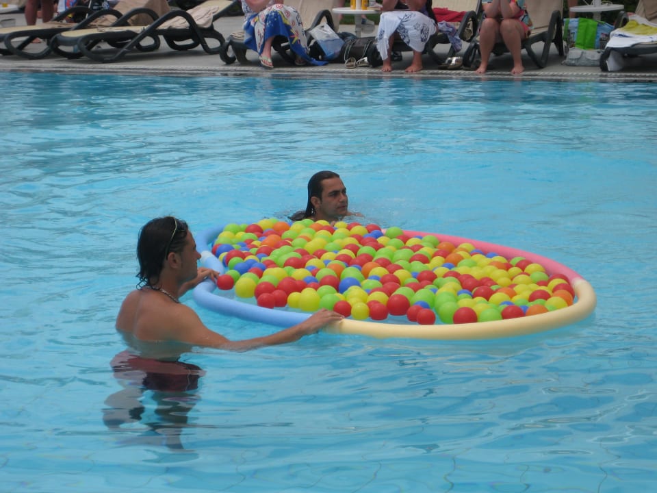Poolspiel am Mittag Limak Lara Deluxe Hotel & Resort