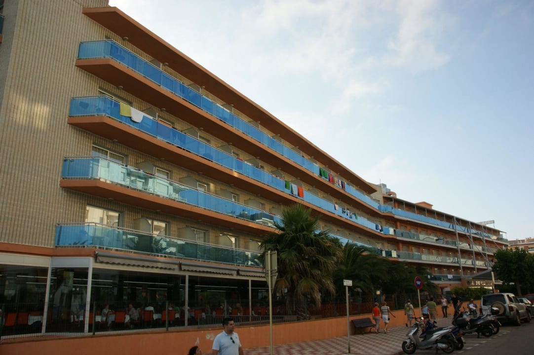 Od strony drogi i wejścia Hotel Surf Mar