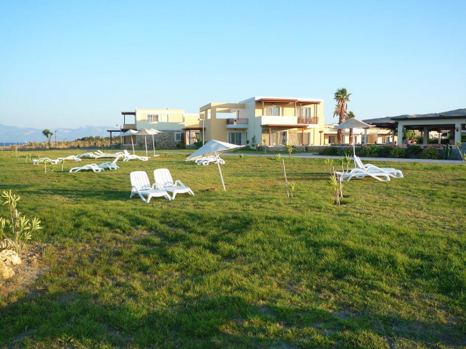 Strand mit Grünfläche Natura Park Village Hotel & Spa