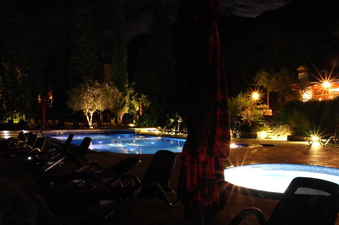 Pool bei Nacht Hotel Sailing Center