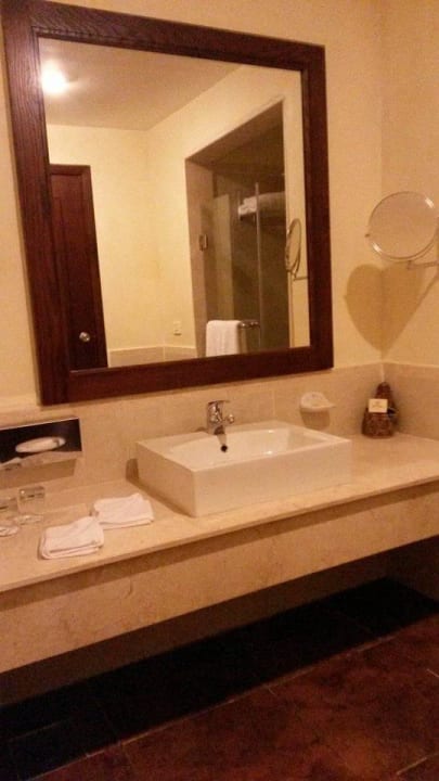 Großes & sehr sauberes Bad mit neunen Handtüchern  Gemma Resort