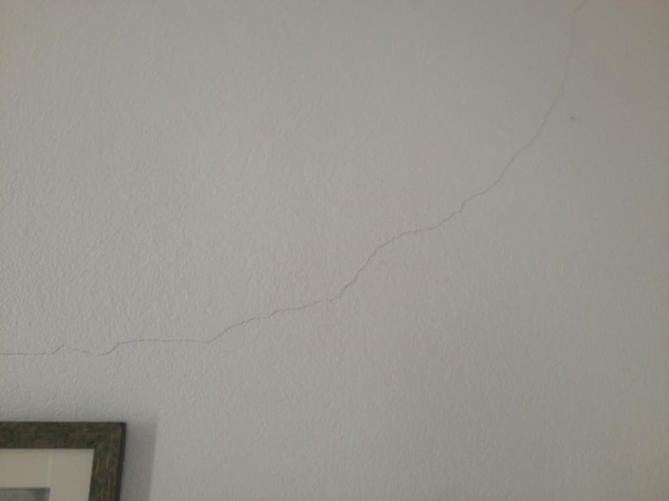 Risse an den Wänden Binders Budget City-Mountain Hotel