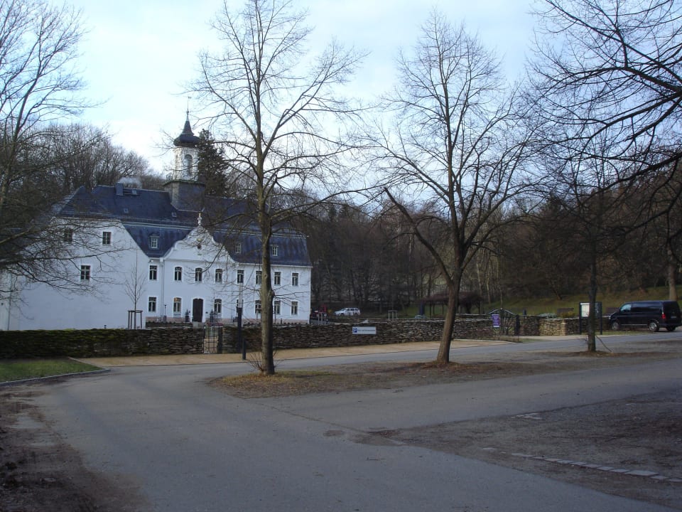 Sicht vom Parkplatz aufs Hotel Hotel Schloss Rabenstein
