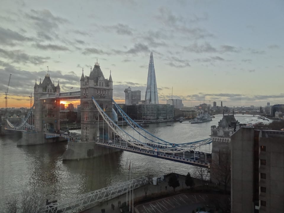Tower Bridge vom Zimmer aus The Tower - A Guoman Hotel