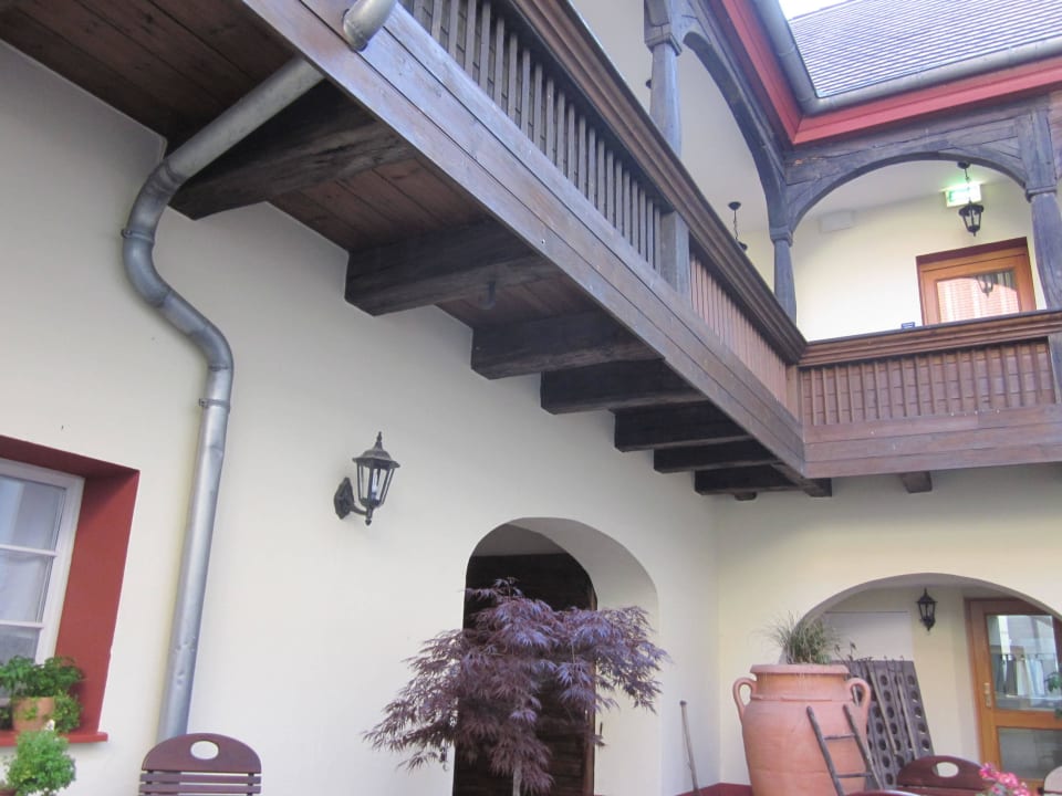 Biergarten u.Blick zu den Zimmern von außen Hotel Ratskeller Vetschau