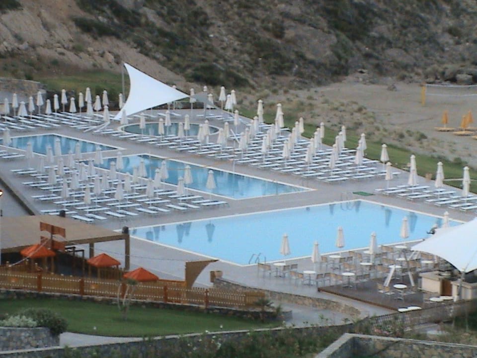 Aussicht vom Zimmer auf den Pool am Strand Atlantica Mikri Poli Crete