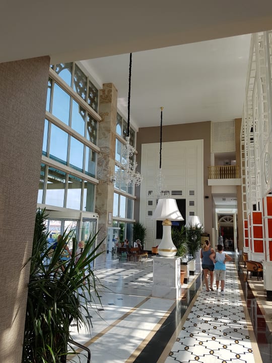 Lobby Well Palace Side