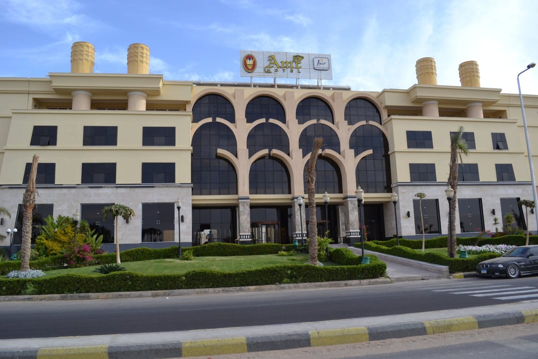 Вид отеля с улицы AMC Royal Hotel & SPA