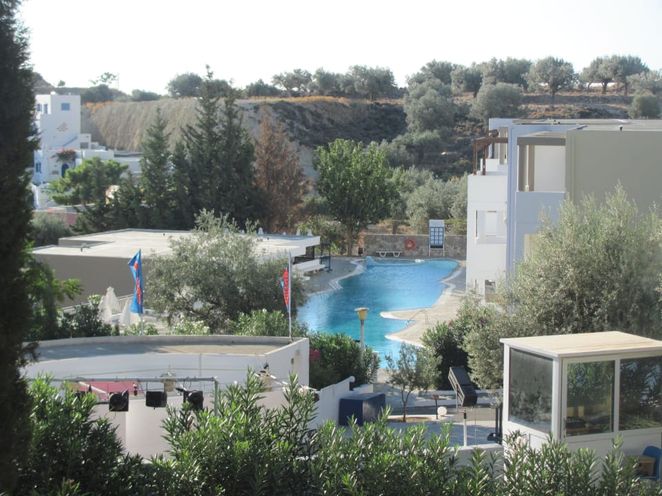 Pool vom Tennisplatz aus gesehen alltoura Club Hotel Porto Angeli Beach Resort