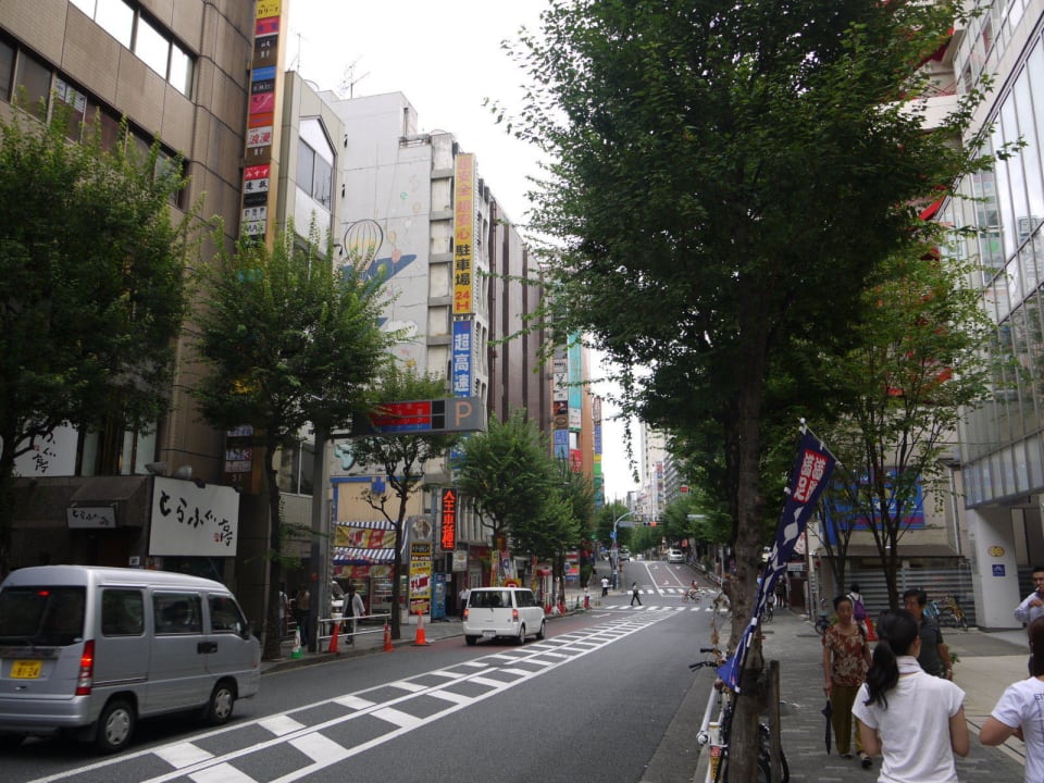 Vor dem Hotel - rechte Seite Citadines Central Shinjuku Tokyo