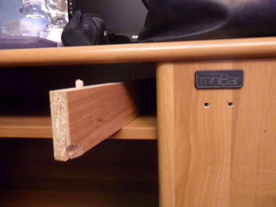 Defekte Möbel und Minibar Hotel Basilea