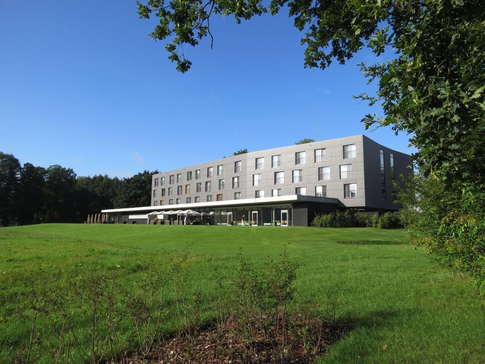 Seitenansicht von Zufahrtstraße Spreewald Thermenhotel