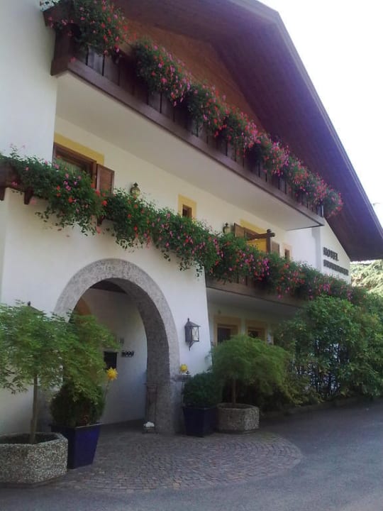 Вход в отель Hotel Brunnhofer