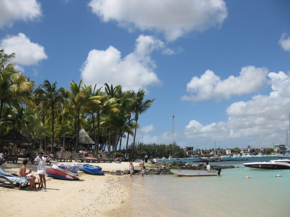 Strand mit lokalen Wassersportangeboten Mauricia Beachcomber Resort & Spa