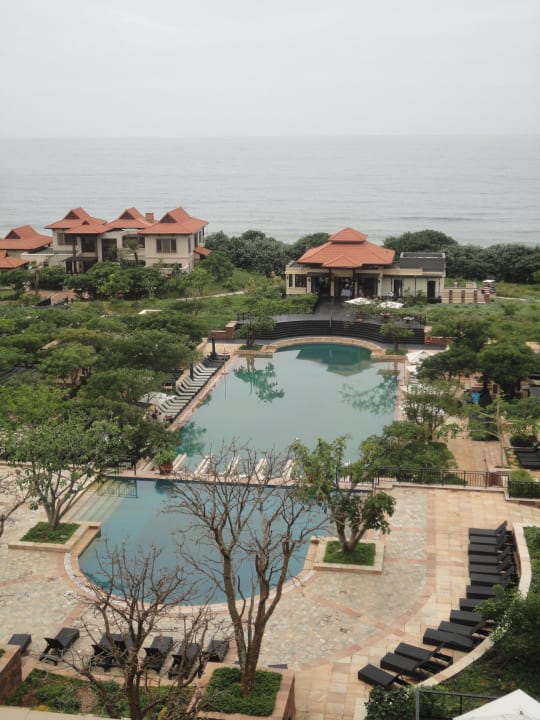 Blick von Lobby auf die Gartenanlage mit Pool Resort & Lodge Fairmont Zimbali
