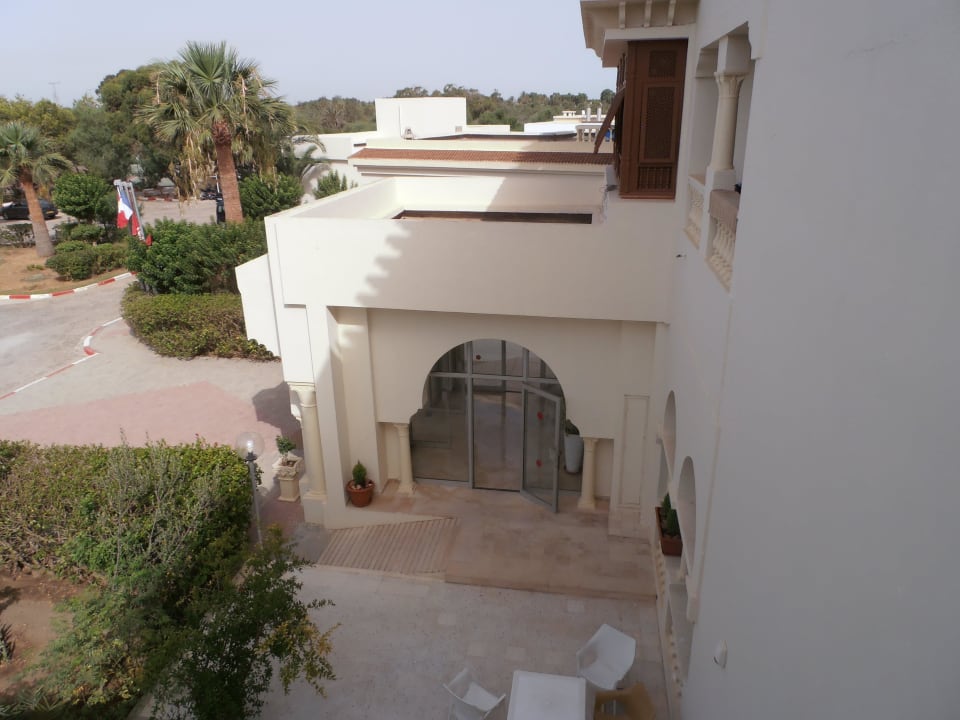 Ausblick auf die Straße und dem Eingang Hotel Neptunia Skanes