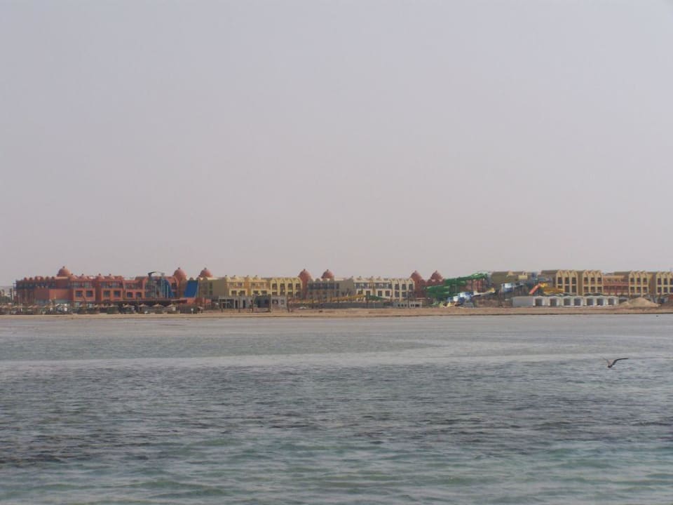 Blick vom Meer zum Hotel Titanic Beach Spa & Aqua Park