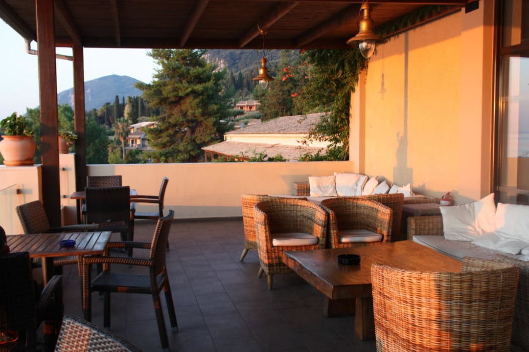 Terrasse mit Ausblick aufs Meer Aeolos Beach Resort