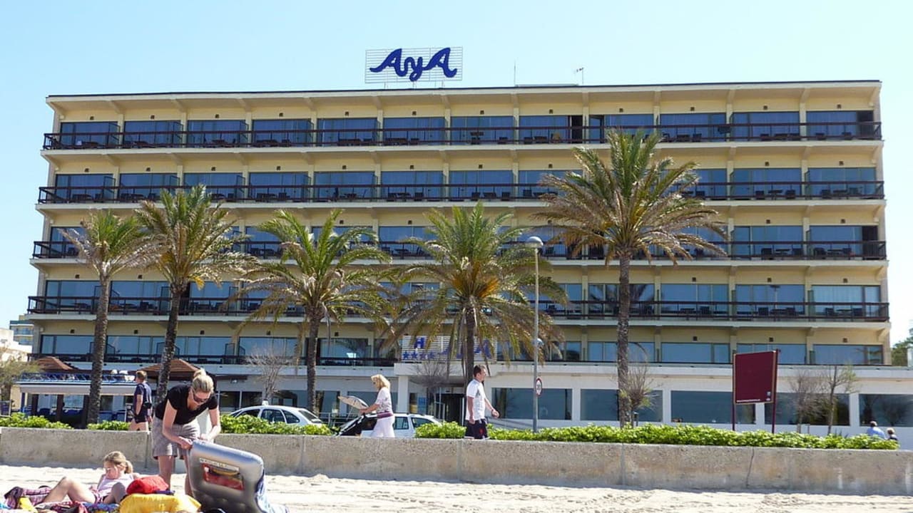 Blick vom Strand zum Hotel AYA Seahotel - Adults only