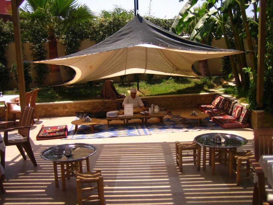 Mittags auf der Restaurant-Terrasse Can Garden Resort