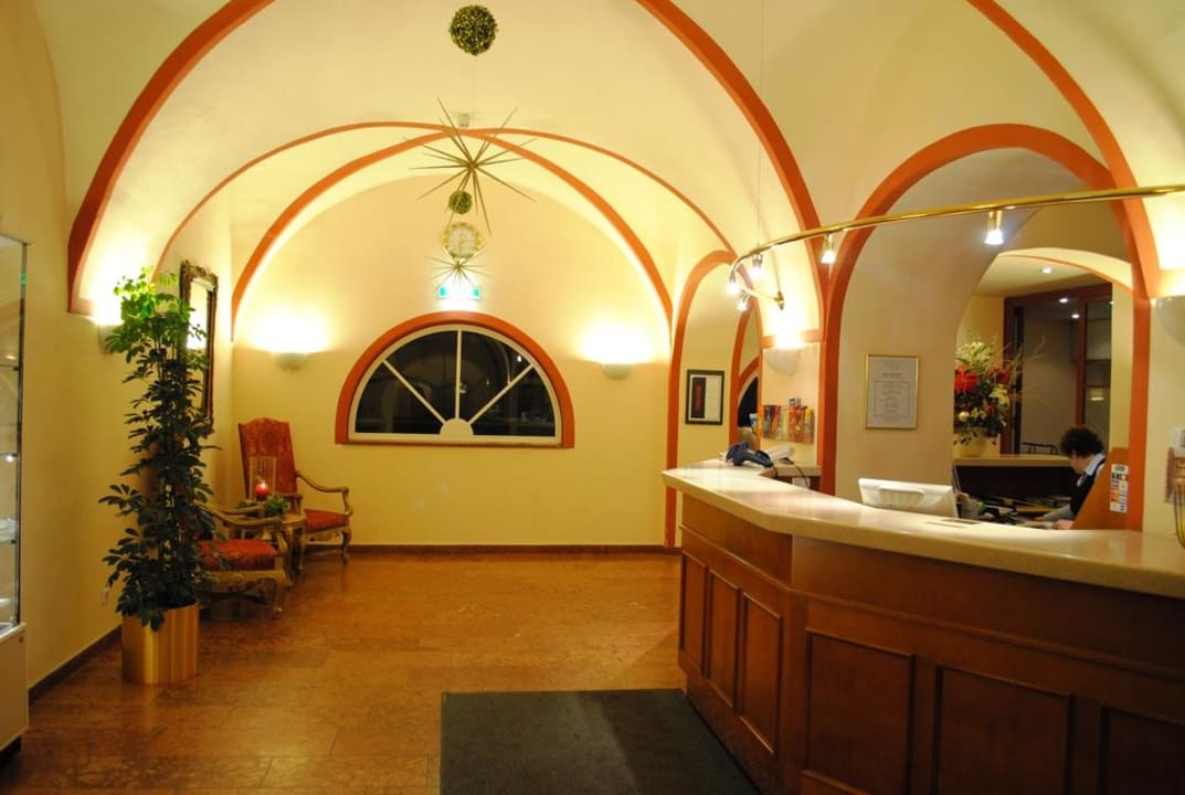 Die Rezeption im Austrotel Hotel am Mirabellplatz