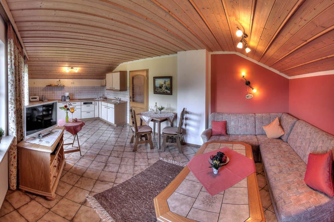 Der Wohnbereich mit Couch, Esstisch und Küche. Landgasthof Aumanwirt