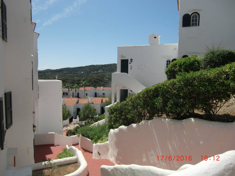 Weg zu den Zimmern FERGUS Club Carema Splash