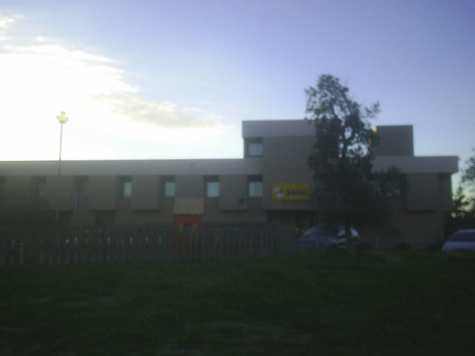 Hotel vom Parkplatz gesehen Sercotel As Porta Catalana