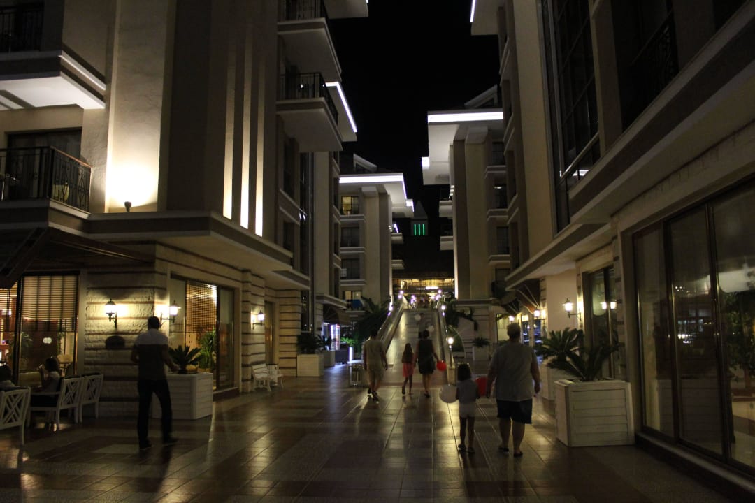 Hauptweg auf dem Gelände Hotel Turan Prince