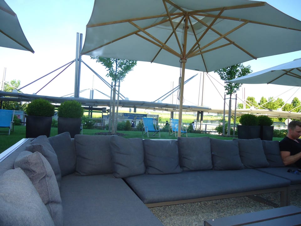 Sitzmöglichkeiten am Hotel Motel One München-Garching