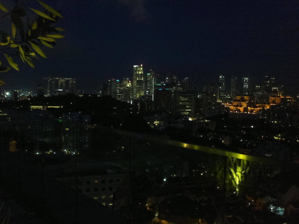 Pool und Bar auf dem Dach. Hotel Jen Orchardgateway Singapore