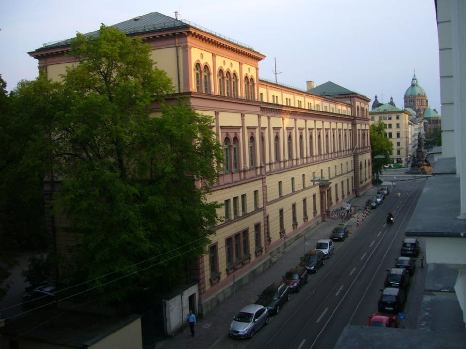 Výhled z pokoje na pravou stranu Hotel Splendid-Dollmann