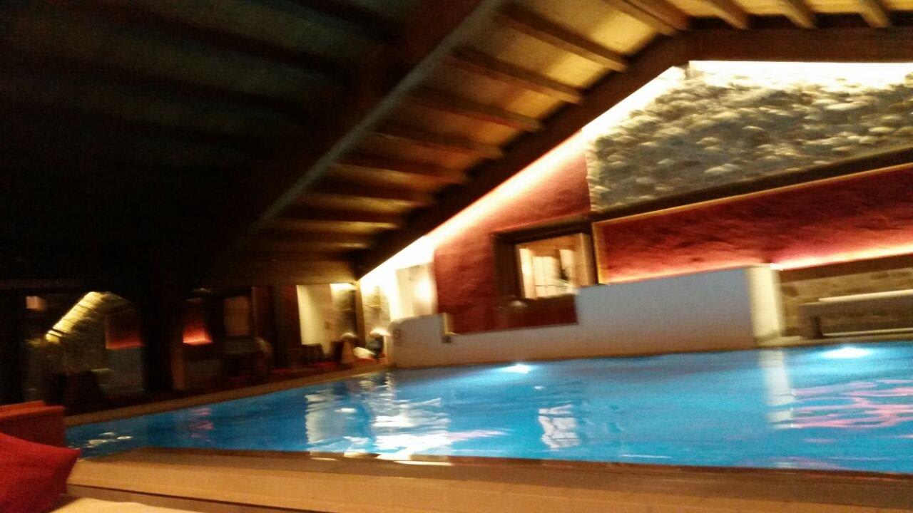 Pool am Abend Berghotel Rehlegg