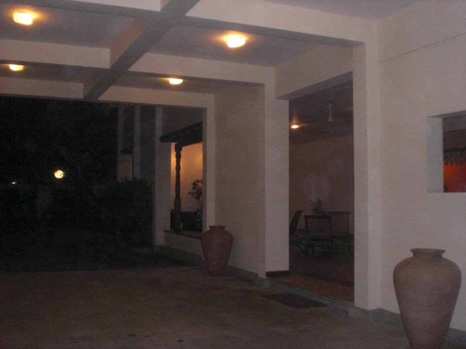 Eingang bei Nacht Mermaid Hotel & Club