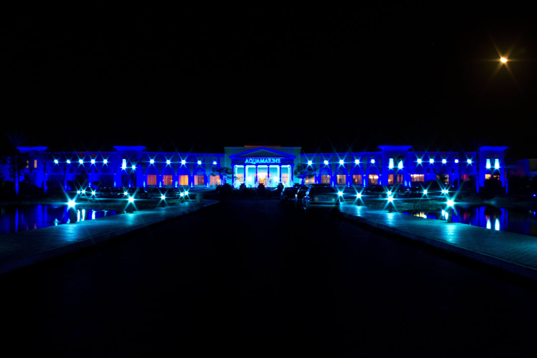 Bei Nacht JAZ Aquamarine Resort