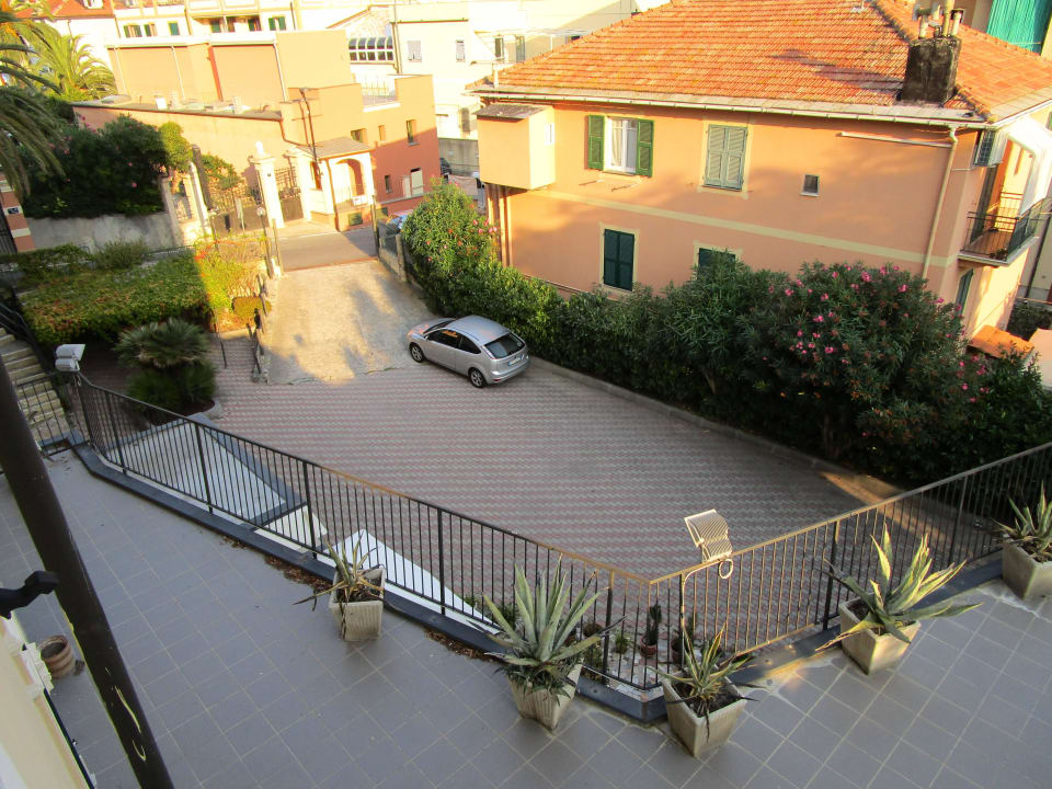 Einfahrt und Hof Hotel Esperia