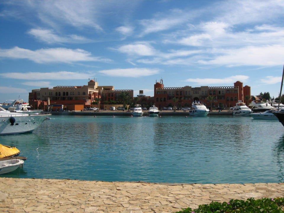 Frontansicht mit Peanuts Bar und Tauchbasis  Hotel Three Corners Ocean View prestige - Adults only