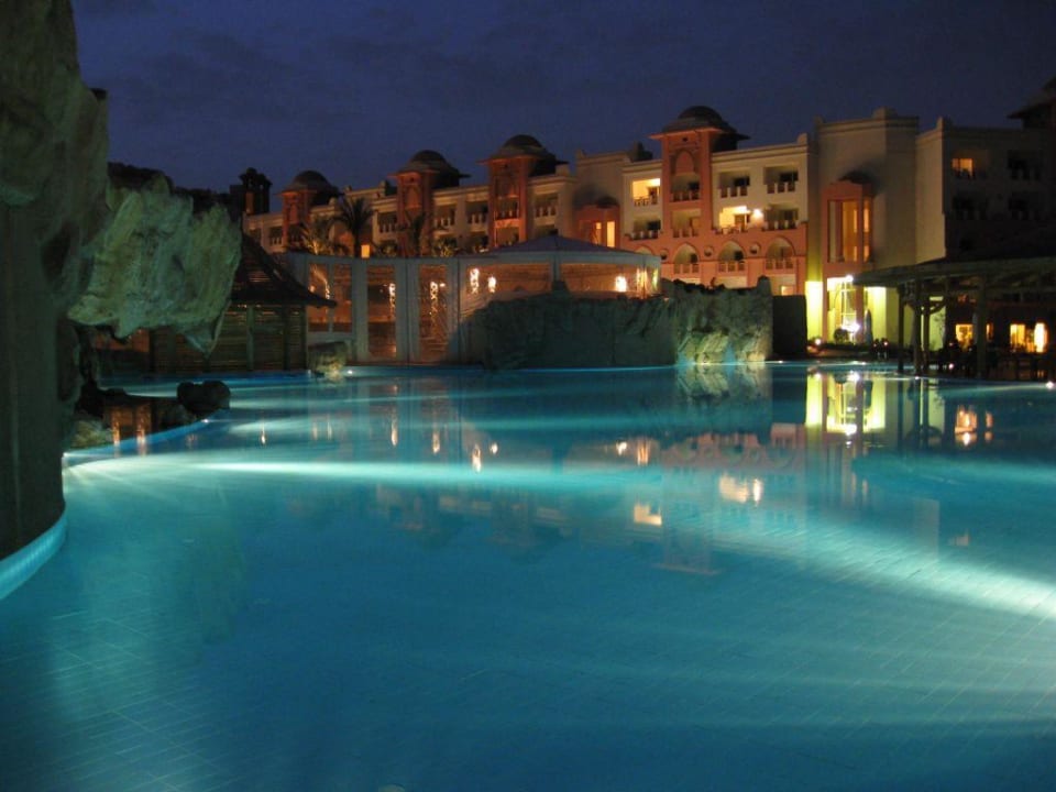 Anlage abends Serenity Alpha Beach