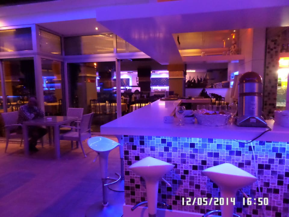 Poolbar am Abend-Preise ok.Ausserhalb mehr bezahlt Hatipoglu Beach Hotel