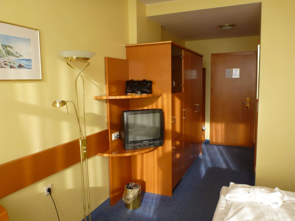 Schrank mit TV Gerät Arkona Strandhotel